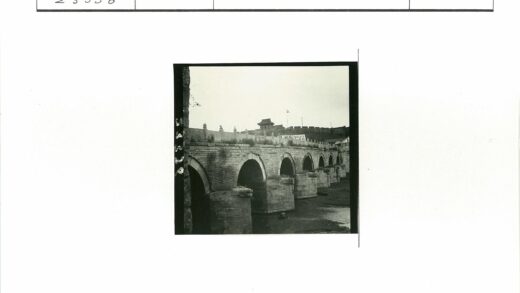 石拱桥与围墙古建筑景观.jpg