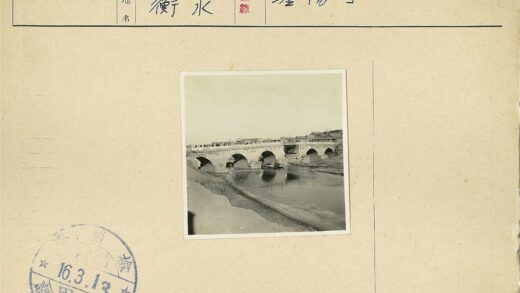 石拱桥横跨贫瘠水域景观.jpg