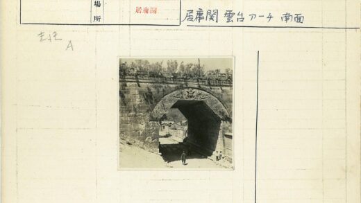 石拱桥行人树下景.jpg