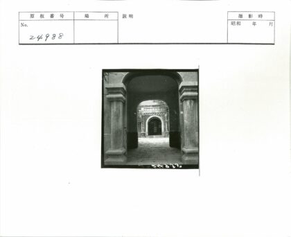 石拱道与远处建筑汉字立面.jpg
