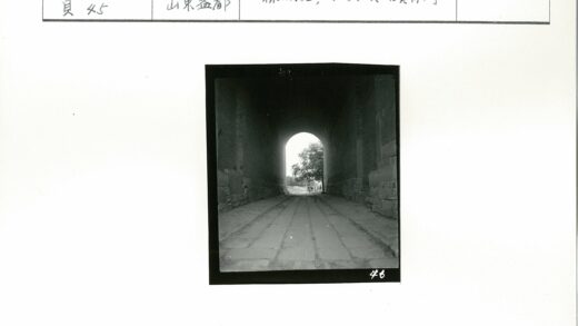 石拱道外的林间小路.jpg