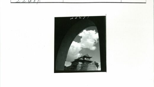 石拱门远眺山坡树景.jpg