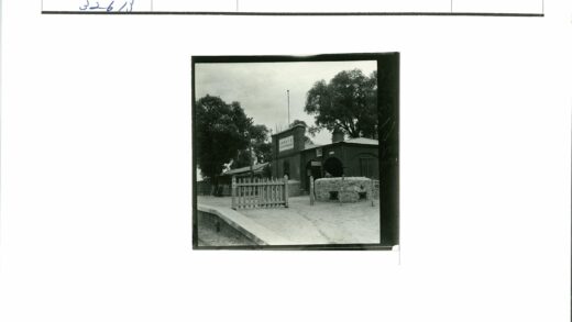 石木建筑入口栅栏小路.jpg