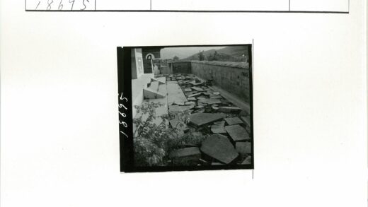 石板小路与丘陵远眺.jpg