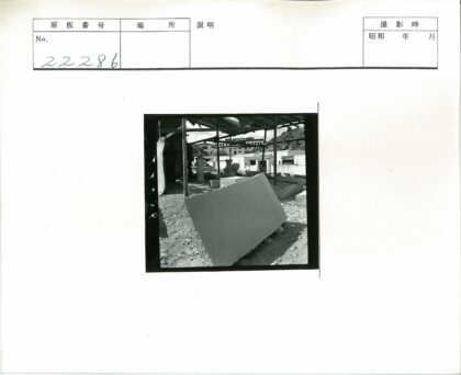 石板阴影下的古代石文物与建筑.jpg