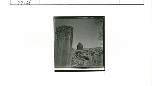 石柱与大钟的岩石景观.jpg
