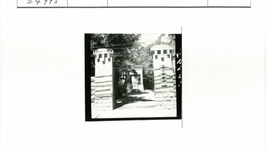 石柱大门林荫路自行车与建筑.jpg