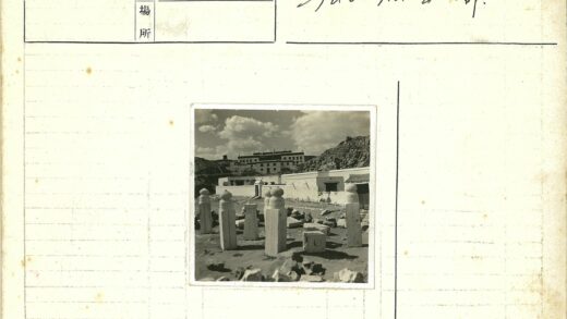 石柱庭院与多层建筑景观.jpg