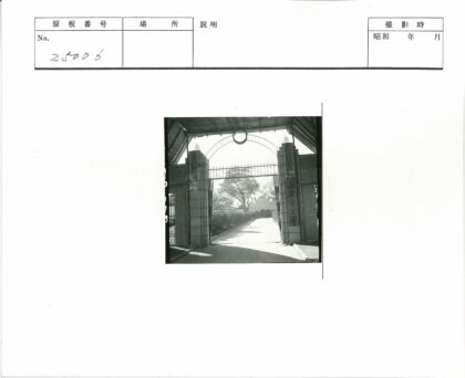石柱拱门林荫道入口.jpg
