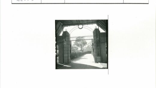 石柱拱门林荫道入口.jpg