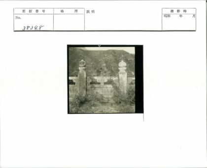 石柱栅栏与山脉风光.jpg