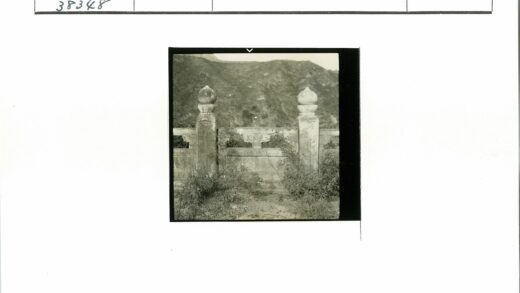 石柱栅栏与山脉风光.jpg