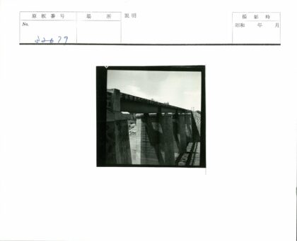 石柱桥横跨水域景观.jpg