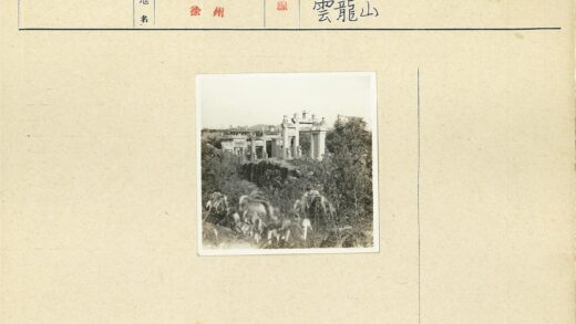 石柱遗迹与山丘风光.jpg