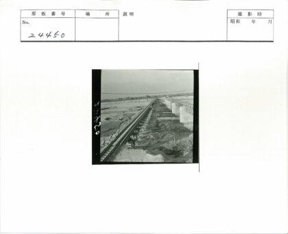 石柱铁路桥横跨干旱地带.jpg