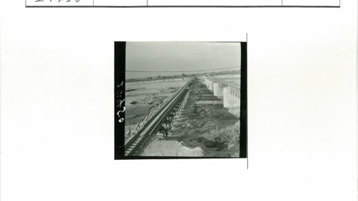 石柱铁路桥横跨干旱地带.jpg