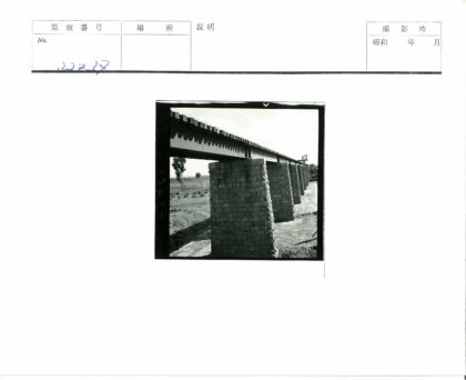 石柱长桥横跨贫瘠之地.jpg