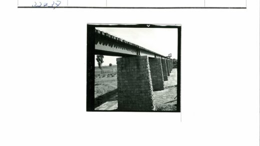 石柱长桥横跨贫瘠之地.jpg