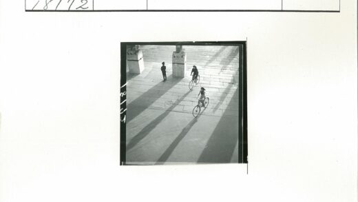 石柱阴影下的自行车骑行.jpg