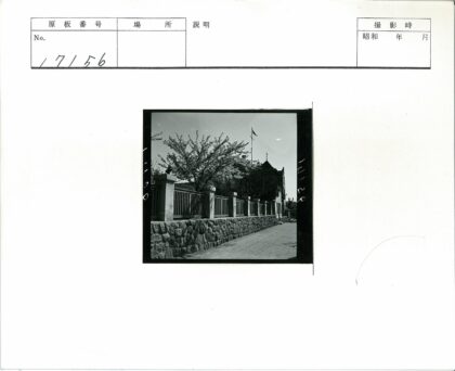 石栅栏走道与开花树建筑.jpg