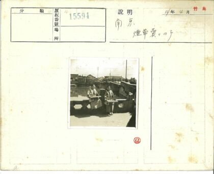 石桥上两人持托盘风景照.jpg