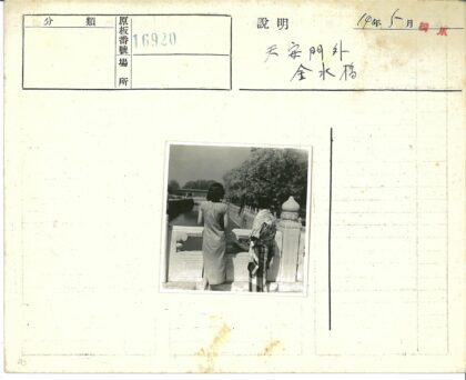 石桥上两女子俯瞰宁静河流.jpg