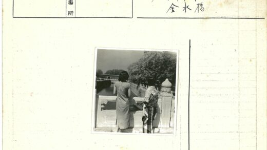 石桥上两女子俯瞰宁静河流.jpg