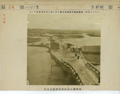石桥上行人漫步河流蜿蜒景观.jpg