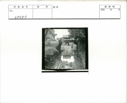 石桥下泥土路与拱门传统建筑.jpg