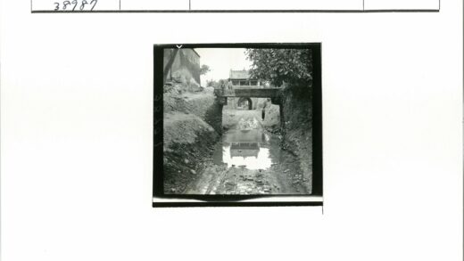 石桥下泥土路与拱门传统建筑.jpg