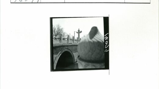 石桥与纪念碑冬景.jpg