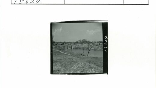 石桥小路与云雾村庄风光.jpg