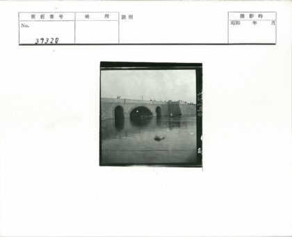 石桥拱门下小船与鸟栖息.jpg