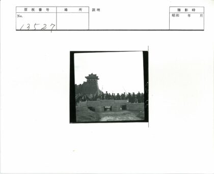 石桥拱门与古塔建筑群.jpg