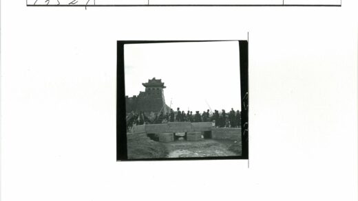 石桥拱门与古塔建筑群.jpg