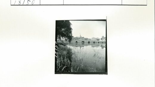 石桥拱门与教堂倒影.jpg