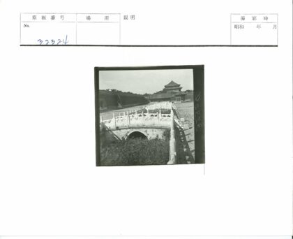 石桥栏杆与分层屋顶传统建筑景观.jpg