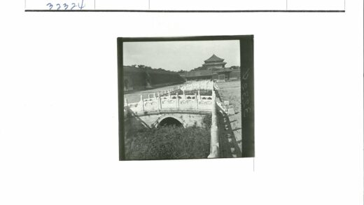 石桥栏杆与分层屋顶传统建筑景观.jpg
