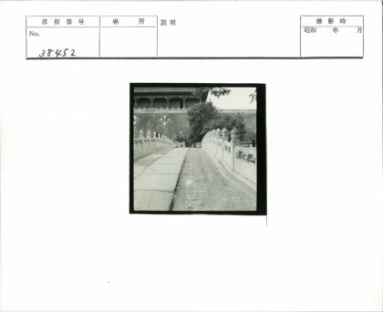 石桥栏杆通向传统建筑.jpg