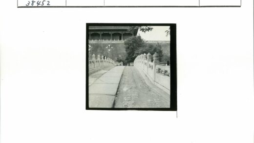 石桥栏杆通向传统建筑.jpg
