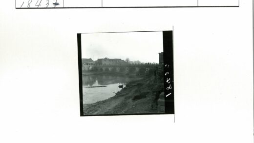 石桥横跨岩石河岸建筑景.jpg