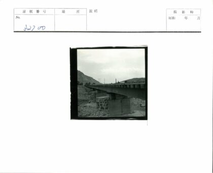 石桥横跨工业山景.jpg