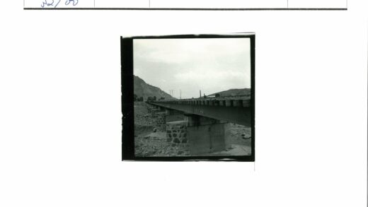 石桥横跨工业山景.jpg