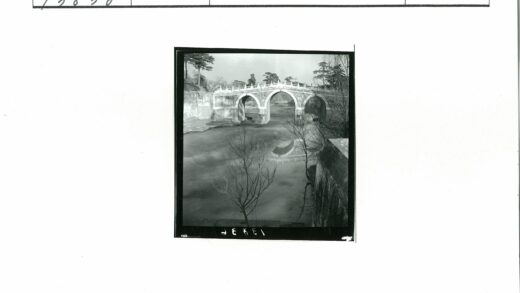 石桥流水绿树环绕景色.jpg