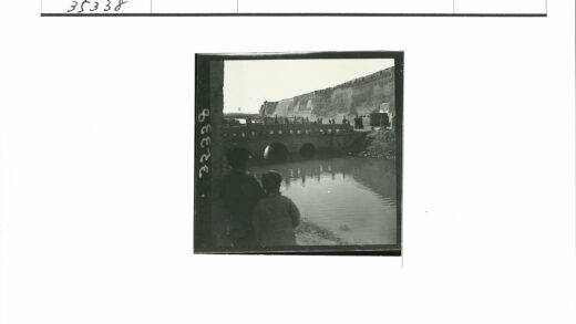 石桥行人水岸墙景.jpg