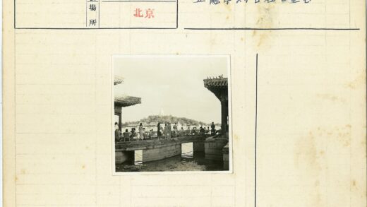 石桥闲谈远眺宝塔山景.jpg