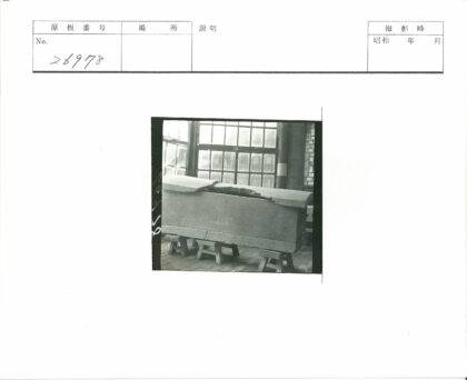 石棺与木支撑多窗格房间.jpg