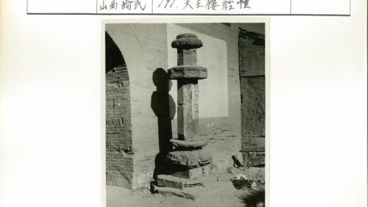 石灯笼与拱形砖墙庭院景.jpg