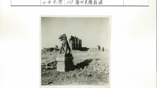 石狮与古遗迹行人远景.jpg