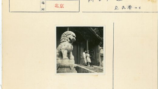 石狮台阶前两女子与华丽建筑.jpg